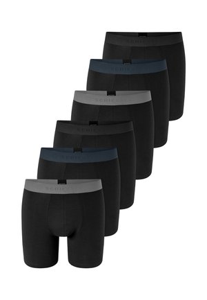 Seks par sorte herreboxershorts med elastik i skiftevis sort, mørkeblå og grå farve arrangeret i en forskudt stak.