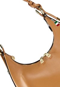 Bruine leren handtas met een gebogen ontwerp, ritssluiting en gouden hardware. Bevat een klein Italiaans vlaggetje hanger.