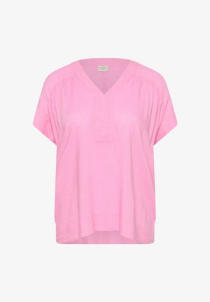 Løs, kortermet rosa bluse med V-hals og lett rynking ved skuldrene, vist på ensfarget hvit bakgrunn.