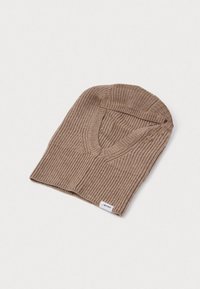 Balaclava de punto acanalado de color marrón claro con una abertura facial en forma de V y una pequeña etiqueta blanca en el borde inferior.