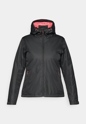 Veste noire imperméable avec une doublure intérieure rose, capuche réglable et poches latérales zippées. Texture lisse et design ajusté.
