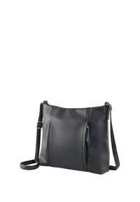 Bolso de hombro de cuero negro con una superficie texturada, que presenta una correa larga y ajustable y un bolsillo exterior con cremallera. Forma rectangular sencilla.