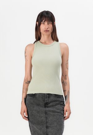 Lys grønn ribbet tanktop med rund hals. Kombinert med en høytlivs mørk denimskjørt. Har ermeløst design og subtil tekstur.