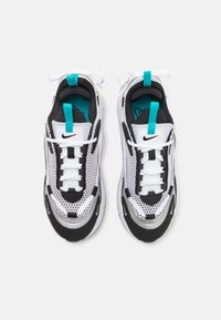 Nike Sportswear AIR MAX FURYOSA NRG - Tenisky - white/black/metallic silver/dusty cactus