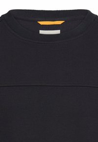 Sort bomuldssweatshirt med ribstrikket rund halsudskæring. Har en orange accentstribe nær mærket og en glat, tekstureret overflade.