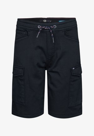 Lilla bomulds t-shirt med en blå og rød flamingo grafik på brystet, parret med sorte shorts, hvide sneakers og stribede ankelsokker.