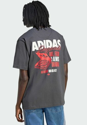 adidas Originals PIZZA BOX TEE UNISEX - Printtipaita - carbon