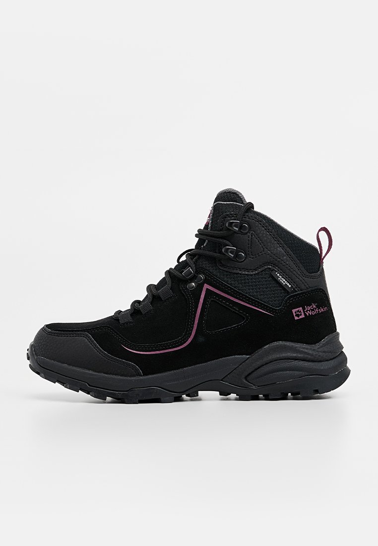 Schwarze Wanderschuhe mit einem Obermaterial aus Wildleder und Textil. Mit pinken Akzenten, einer robusten Gummisohle und verstärkter Knöchelunterstützung.