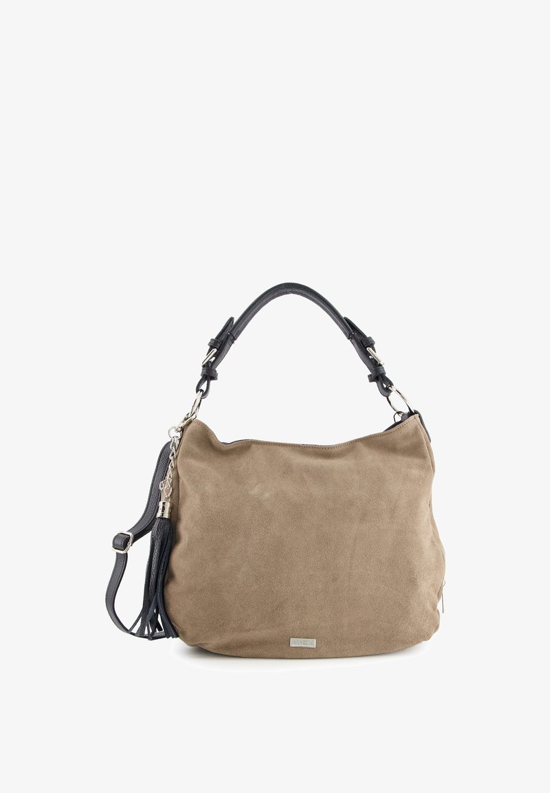 Beige semišová kabelka s texturovaným povrchem, černým koženým popruhem, stříbrným kováním a ozdobnou třásní. Prostorný a měkký design.
