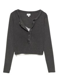 Graues Langarm-Croptop aus geripptem Stoff, mit Knopfleiste, einer Spitzenhalspartie und einem weißen Unterlayer, der hervorschaut.