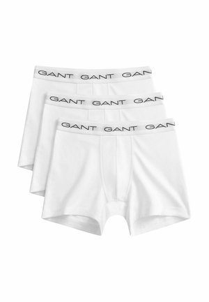 Tre hvite herreboxershorts stablet, hver med en hvit midjebånd som har "GANT" i svarte bokstaver.