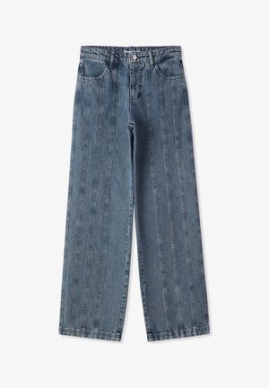 Jeans a gamba larga di colore azzurro chiaro con cuciture verticali, cinque tasche e chiusura frontale con bottoni. Realizzati in tessuto denim con una texture liscia.