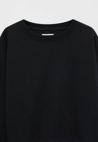 Sweat-shirt noir à col rond côtelé avec un design uni sur un fond neutre.
