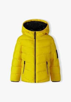 Gelbe gepolsterte Jacke mit Kapuze, schwarzem Reißverschluss und Taschen. Verfügt über eine gesteppten Textur und kontrastierende schwarze Akzente an den Ärmeln.