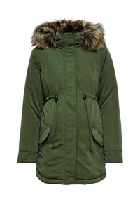 Parka matelassée verte avec une capuche bordée de fausse fourrure, une taille ajustable par cordon et deux poches latérales. Tissu lisse et texturé.