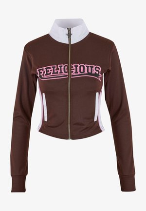 Brązowa kurtka sportowa z białym kołnierzykiem i zamkiem błyskawicznym, z różowym napisem "FELICIOUS", dopasowany fason i białe panele boczne. Gładka tekstura.