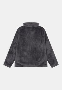 Šedý, texturovaný fleecový pulover s vysokým límcem a dlouhými rukávy. Měkký, jemně sametový povrch se subtilním vzorem.