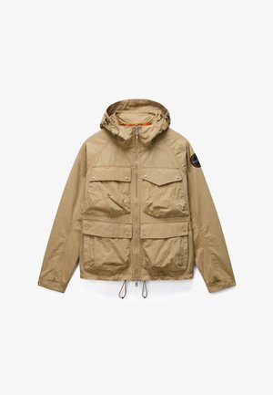 Chaqueta beige con capucha, cuatro bolsillos frontales con solapa, cremallera completa, puños ajustables, cordones en el dobladillo y un parche redondo en la manga izquierda.