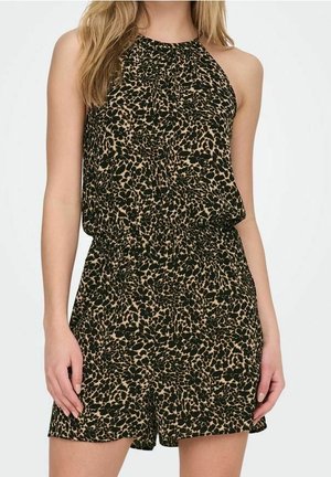 Bezrekawny kombinezon w panterkę z talią podkreśloną, noszony przez osobę o długich blond włosach, stojącą na jednolitym tle.