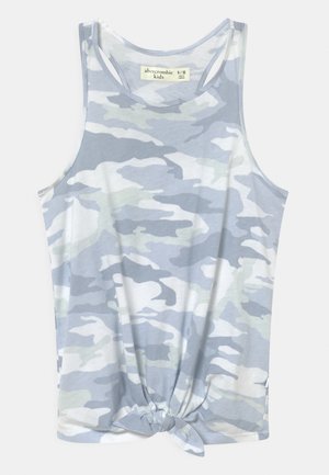Dziecięcy bezrękawnik w jasnoniebieskim, białym i szarym wzorze kamuflażu z wiązaniem z przodu i okrągłym dekoltem.