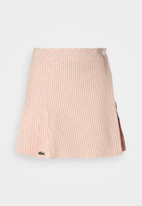 Roze en witte gestreepte rok met een wikkeldesign, voorzien van een knoopsluiting en een klein geborduurd logo aan de onderkant. De stof heeft een gladde textuur.