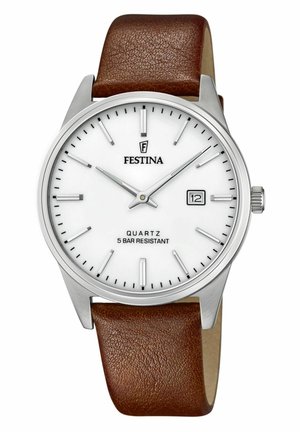 Montre à quartz avec un cadran blanc, un boîtier en acier inoxydable argenté, un bracelet en cuir marron et un affichage de la date à 3 heures. Résistante à l'eau jusqu'à 5 bars.