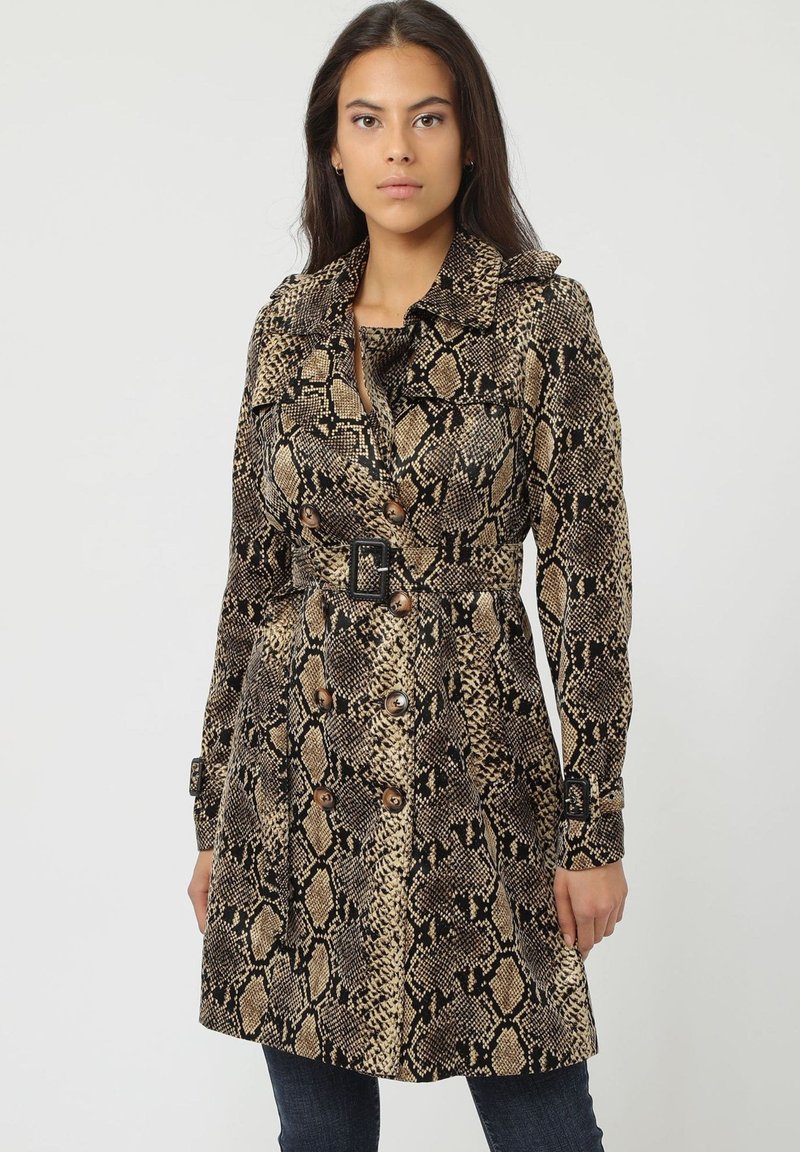 Trench coat de estampado de serpiente marrón y negro con cintura ceñida, diseño de doble botonadura y cuello estructurado; textura de tela suave.