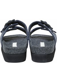 Grå filt platform sandaler med et design af flere stropper og en blomsterdetalje. Tekstureret øverste materiale og solid sort sål, rund form.