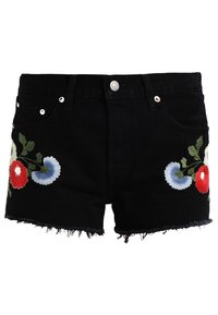 Pantalones cortos de mezclilla negra con dobladillo deshilachado, que presentan un vibrante bordado floral en rojo, azul y verde a ambos lados. Diseño de cinco bolsillos.