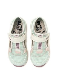 Sneakers leggeri in mesh menta e rosa pallido, caratterizzati da una fascia con chiusura a velcro, solette punteggiate e punte rinforzate per una maggiore durata.