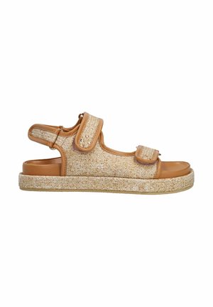 Tan sandaal met geweven beige materiaal en verstelbare klittenbandsluiting. Beschikt over een gestructureerde platformzool voor ondersteuning en comfort.