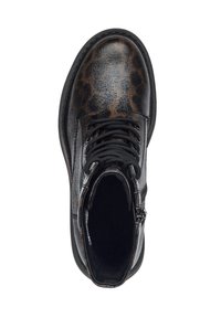 Bottine en cuir imprimé léopard noir et marron, bout rond, lacets noirs, fermeture éclair latérale et semelle robuste, vue de dessus.