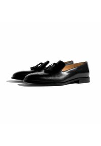 Crne kožne cipele s sjajnim završetkom, s zaobljenim vrhom, dekorativnim resicama i niskim ravnim potplatom. Elegantne brogue detalje. 