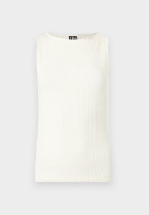 Λευκό αμάνικο πλεκτό τοπ με ριγέ υφή, στρογγυλή λαιμόκοψη, εφαρμοστή γραμμή και κάθετες ριγέ υφές σε μονόχρωμο φόντο.