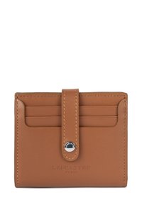 Portafoglio in pelle tan con logo del marchio impresso, quattro slot per carte e chiusura con patta a bottone. Texture liscia con cuciture a contrasto.