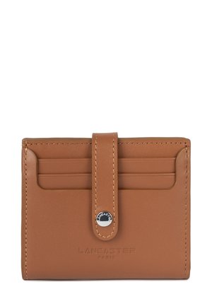 Portafoglio in pelle tan con logo del marchio impresso, quattro slot per carte e chiusura con patta a bottone. Texture liscia con cuciture a contrasto.