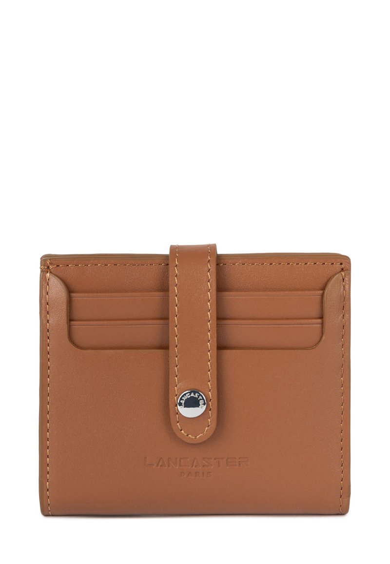 Portafoglio in pelle tan con logo del marchio impresso, quattro slot per carte e chiusura con patta a bottone. Texture liscia con cuciture a contrasto.