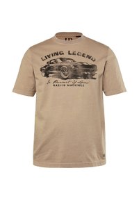 Camiseta de algodón beige con mangas cortas, que presenta un gráfico de un coche impreso y el texto "LEYENDA VIVIENTE" en letras negras en negrita.