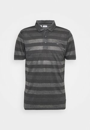 Polo à manches courtes rayé gris foncé et noir avec col, trois boutons et petit logo "ck" sur la poitrine gauche.