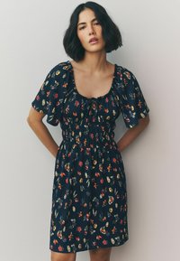 Next REGULAR FIT - SHORT SLEEVE - D�žersio suknelė - black vegetable print