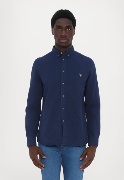 Marineblaue langärmlige Hemdbluse mit klassischem Kragen, kontrastierenden Knöpfen und kleinem, gesticktem, mehrfarbigem Logo auf der Brust.