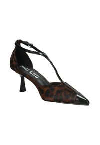Scarpa con tacco alto in stampa leopardata, con punta affusolata, dettagli in pelle verniciata nera e una sottile cinghia alla caviglia, caratterizzata da un'altezza del tacco moderata.