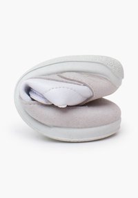 Grijze suède slippers met een witte rubberen zool, met een opgevouwen ontwerp en een zachte voering. De buitenkant heeft een soepele textuur met minimalistische accenten.
