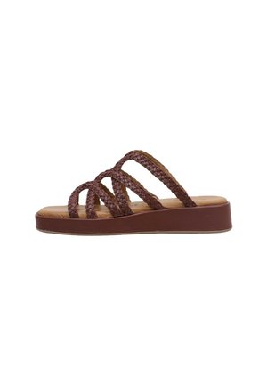 Sandalia deslizante de tejido marrón con tres tiras entrelazadas, suela plana y suela texturizada. Presenta un diseño decorativo trenzado.