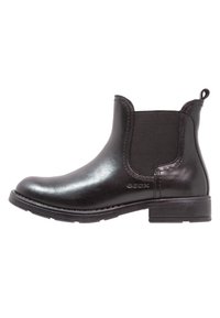 Bota de tobillo de cuero negro con panel lateral elástico, lengüeta, tacón bajo y logo de Geox en el lado exterior.