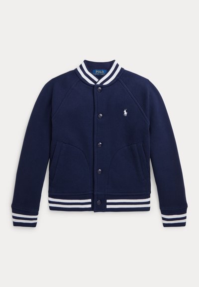 Giacca varsity blu navy con colletto e polsini a righe bianche, dotata di chiusura a bottoni e tasche anteriori. Logo sul petto sinistro.
