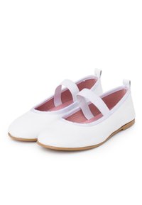 Bailarinas blancas con un acabado liso, que cuentan con dos correas elásticas, puntera redondeada y un forro interior de un rosa claro. Suela plana con acentos mínimos.