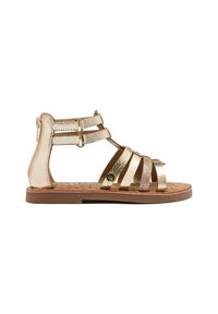 Gouden en bruine platte sandalen met meerdere metalen banden, gespen rond de enkel, een gestructureerde voetbed en een platte rubberen zool.