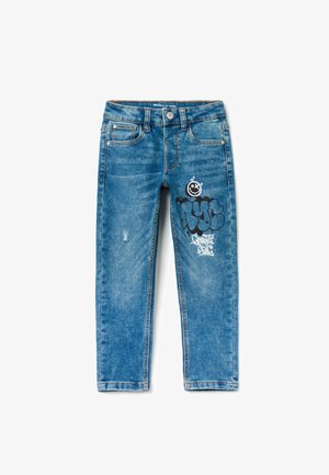 Børne jeans i blå denim med forlommer, knaplukning og sort-hvid graffiti-tryk på højre lår.