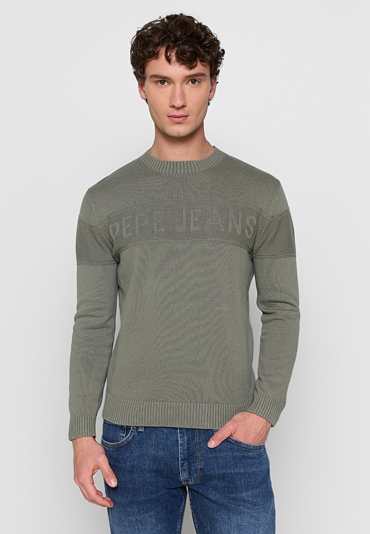Jersey de color verde oliva de punto con cuello y dobladillo acanalados. Presenta el logo "PEPE JEANS" en una textura ligeramente elevada a lo largo del pecho.